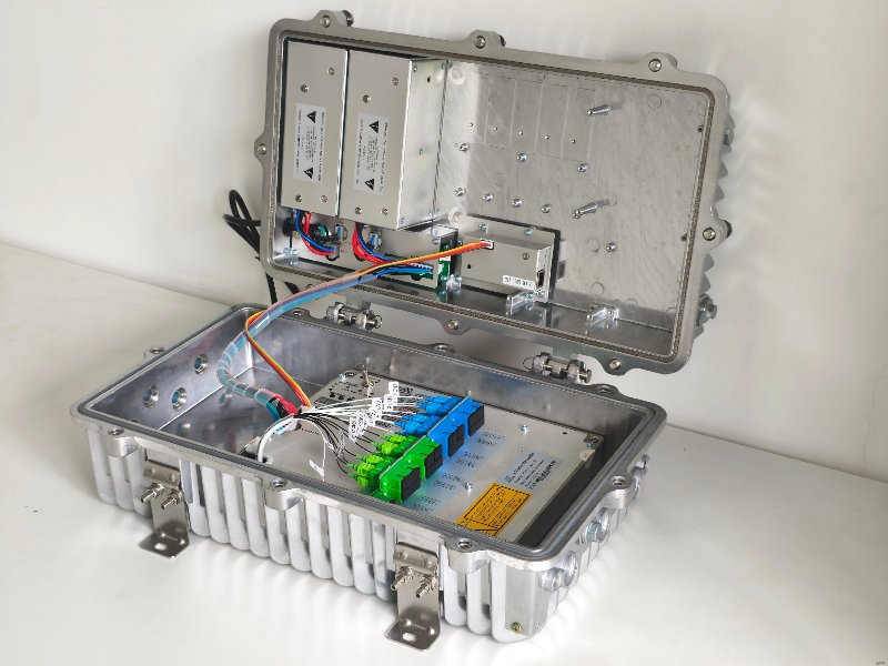 Outdoor GPON EDFA Amplifier with 8 Outputs and WDM Technology
